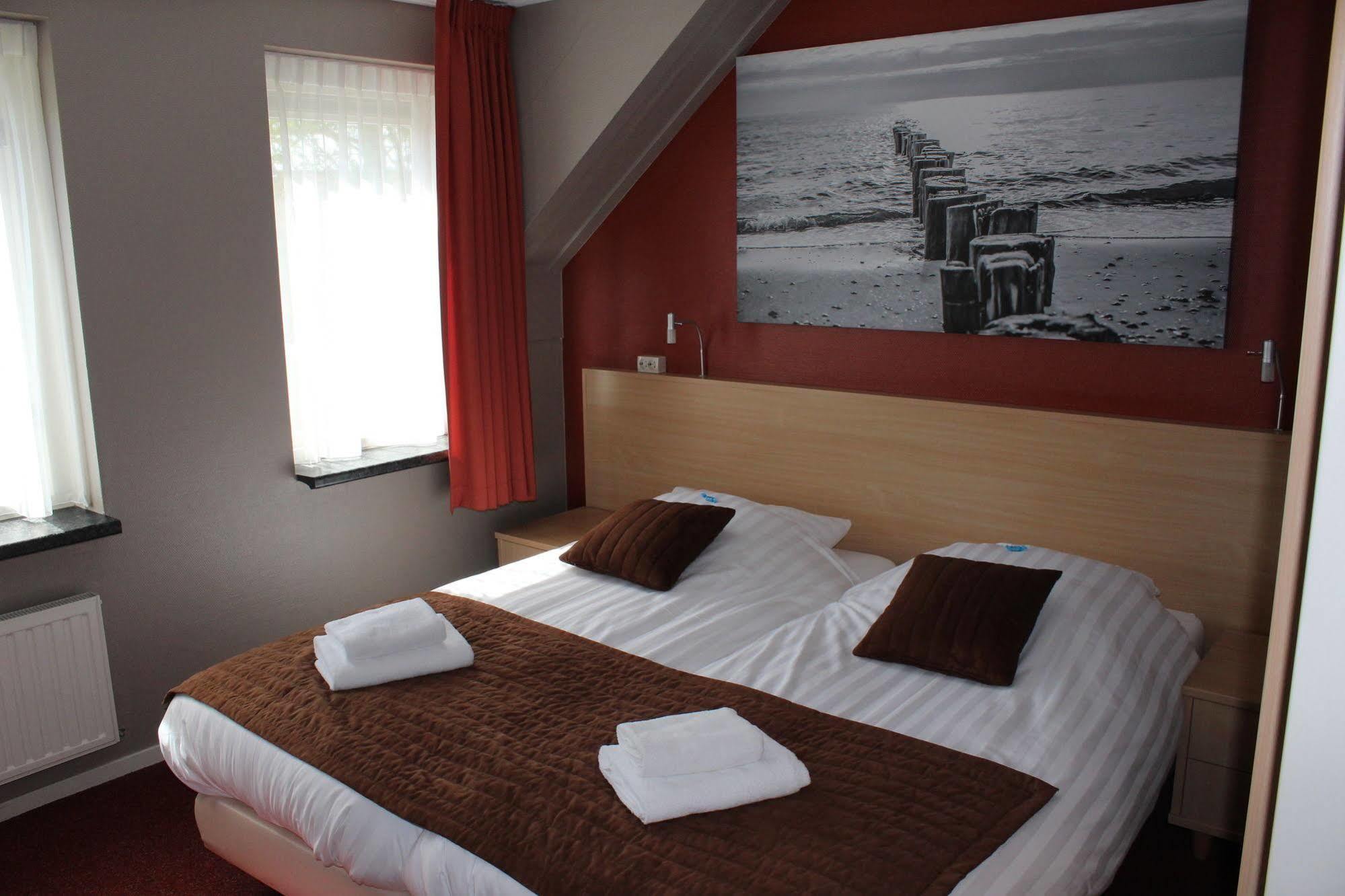 Hotel Restaurant 'T Klokje Renesse Esterno foto